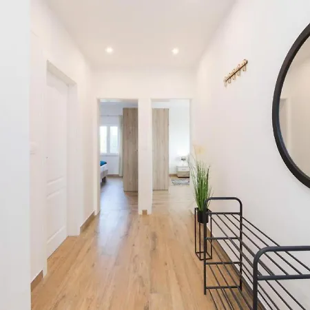 Mistral Apartment *